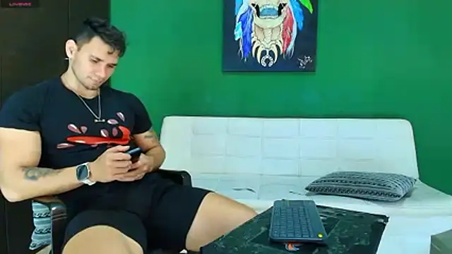 Snapshot of GendersonFit chatting on 11.01.25 GendersonFit online show from 11.01.25