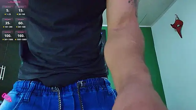 Snapshot of GendersonFit chatting on 02.24.26 GendersonFit online show from 02.24.26