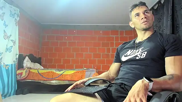 Snapshot of GendersonFit chatting on 05.26.26 GendersonFit online show from 05.26.26