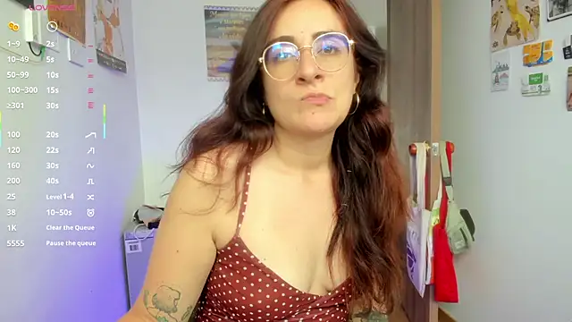 Snapshot of linda_giggle chatting on 05.11.26 linda giggle online show from 05.11.26