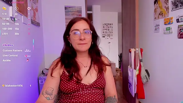 Snapshot of linda_giggle chatting on 05.11.26 linda giggle online show from 05.11.26