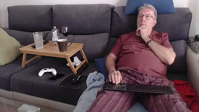 Snapshot of Nudelschwanz chatting on 04.25.26 Nudelschwanz online show from 04.25.26