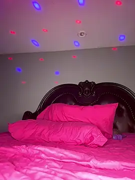 Snapshot of ThickAssRena chatting on 11.30.25 ThickAssRena online show from 11.30.25