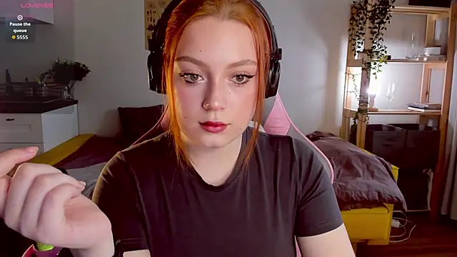 Snapshot of Sofy_Benson chatting on 09.17.25 Sofy Benson online show from 09.17.25