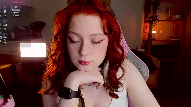 Snapshot of Sofy_Benson chatting on 10.24.25 Sofy Benson online show from 10.24.25