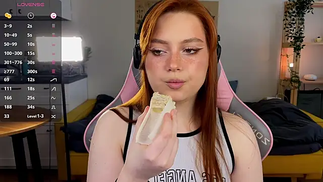 Snapshot of Sofy_Benson chatting on 04.24.26 Sofy Benson online show from 04.24.26