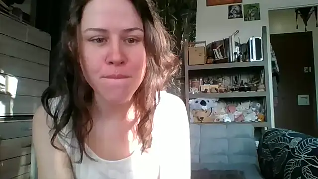 Snapshot of SuzieWanKenobi chatting on 12.04.24 SuzieWanKenobi online show from 12.04.24