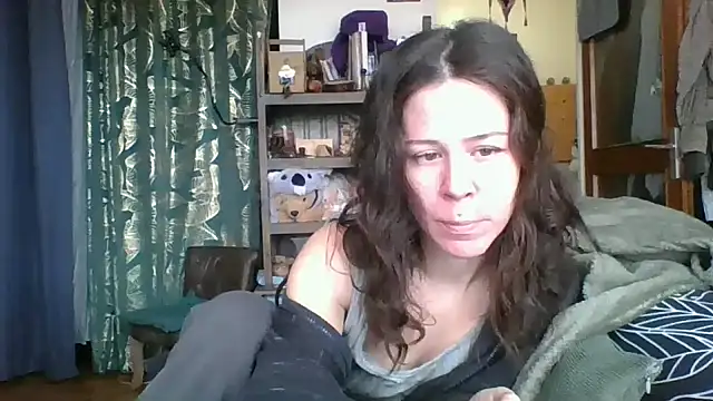 Snapshot of SuzieWanKenobi chatting on 12.11.24 SuzieWanKenobi online show from 12.11.24