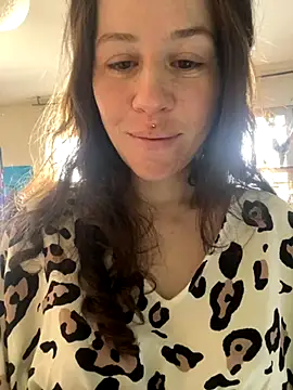 Snapshot of SuzieWanKenobi chatting on 12.04.25 SuzieWanKenobi online show from 12.04.25