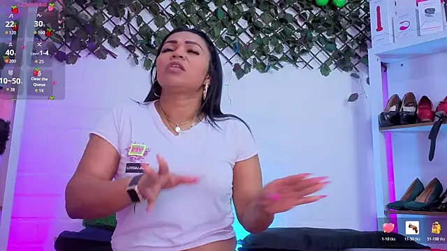 Snapshot of louise_nails chatting on 06.17.26 louise nails online show from 06.17.26