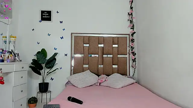 Snapshot of kendall-ewers chatting on 04.03.26 kendall-ewers online show from 04.03.26