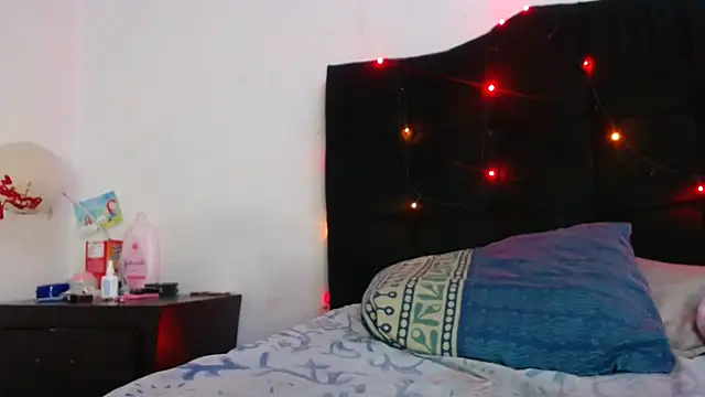 Snapshot of Emmily_Fox chatting on 02.22.25 Emmily Fox online show from 02.22.25