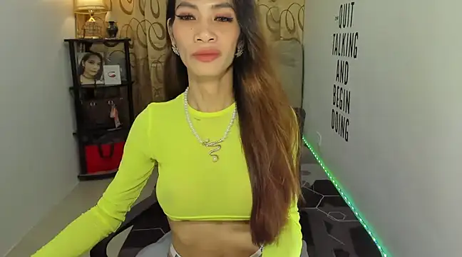 Snapshot of Trixie_Mattel21 chatting on 12.15.24 Trixie Mattel21 online show from 12.15.24