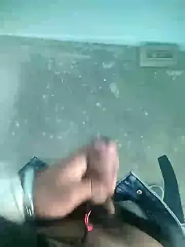 Snapshot of Deshilund9 chatting on 12.13.24 Deshilund9 online show from 12.13.24