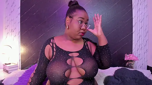 Snapshot of Darnellqueen chatting on 11.10.25 Darnellqueen online show from 11.10.25