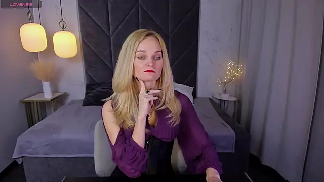 Snapshot of SaraSubtlety chatting on 09.13.25 SaraSubtlety online show from 09.13.25