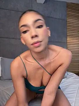 Snapshot of EllaSanz_ chatting on 05.19.26 EllaSanz online show from 05.19.26