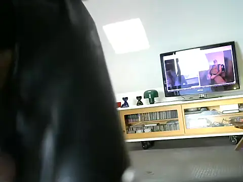 Snapshot of rodrigotof2000 chatting on 12.16.25 rodrigotof2000 online show from 12.16.25