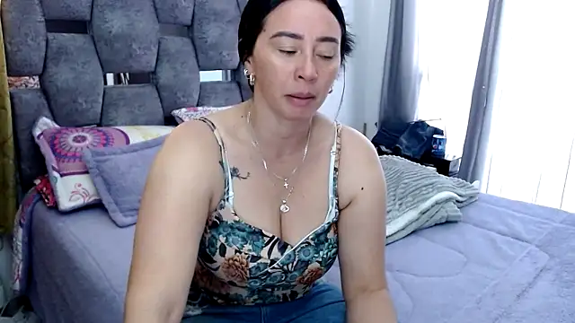 Snapshot of sara_hott_1 chatting on 10.25.25 sara hott 1 online show from 10.25.25