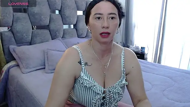 Snapshot of sara_hott_1 chatting on 10.27.25 sara hott 1 online show from 10.27.25