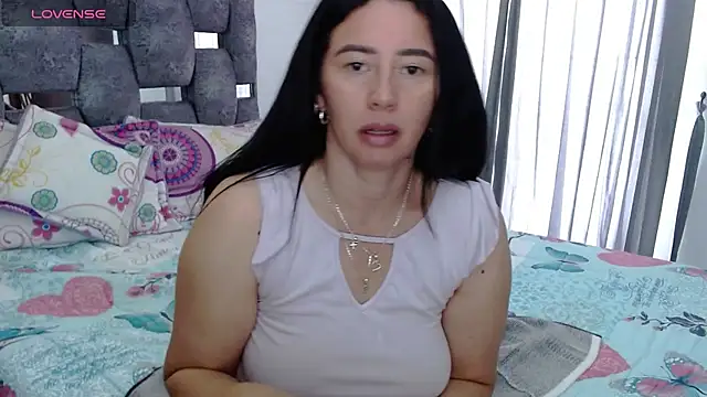 Snapshot of sara_hott_1 chatting on 10.31.25 sara hott 1 online show from 10.31.25