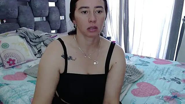 Snapshot of sara_hott_1 chatting on 11.18.25 sara hott 1 online show from 11.18.25