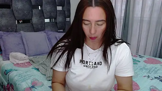 Snapshot of sara_hott_1 chatting on 11.21.25 sara hott 1 online show from 11.21.25