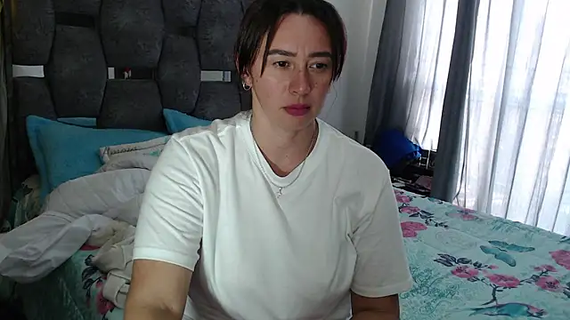 Snapshot of sara_hott_1 chatting on 02.26.26 sara hott 1 online show from 02.26.26