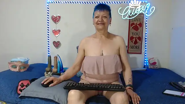 Snapshot of loquitaqueen011 chatting on 04.04.26 loquitaqueen011 online show from 04.04.26