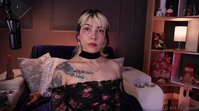 Snapshot of kitty_pruu chatting on 12.18.25 kitty pruu online show from 12.18.25