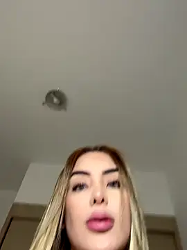 Snapshot of mi_suk11 chatting on 10.19.25 mi suk11 online show from 10.19.25