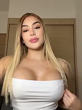 Snapshot of mi_suk11 chatting on 10.25.25 mi suk11 online show from 10.25.25