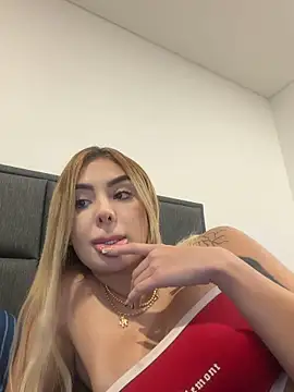 Snapshot of mi_suk11 chatting on 11.08.25 mi suk11 online show from 11.08.25