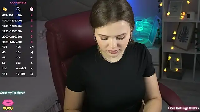 Snapshot of AfinaAmmor chatting on 10.30.25 AfinaAmmor online show from 10.30.25