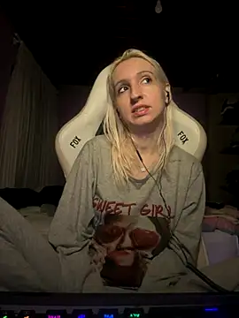 Snapshot of bunnydark00 chatting on 10.30.25 bunnydark00 online show from 10.30.25