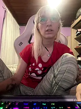 Snapshot of bunnydark00 chatting on 11.04.25 bunnydark00 online show from 11.04.25