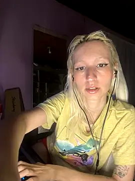 Snapshot of bunnydark00 chatting on 11.19.25 bunnydark00 online show from 11.19.25