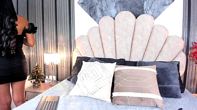 Naughty  Mom online show from 12.16.25