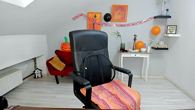 LollaGirl online show from 10.28.25