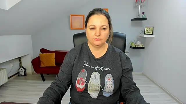 LollaGirl online show from 01.12.26