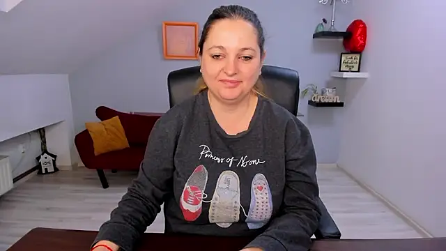 LollaGirl online show from 03.06.26