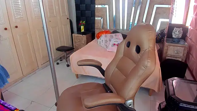 Snapshot of cute_sassy chatting on 10.21.25 cute sassy online show from 10.21.25