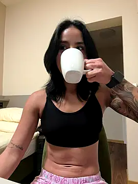 Snapshot of Ale_Lewis chatting on 11.06.25 Ale Lewis online show from 11.06.25