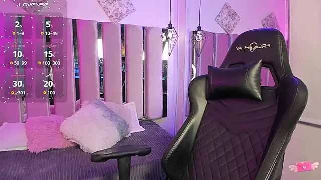 Snapshot of Mia_damm chatting on 10.25.25 Mia damm online show from 10.25.25