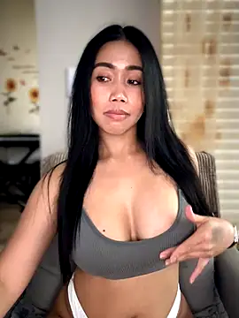 Snapshot of JazzieXo chatting on 10.28.25 JazzieXo online show from 10.28.25