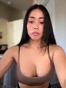 Snapshot of JazzieXo chatting on 11.14.25 JazzieXo online show from 11.14.25