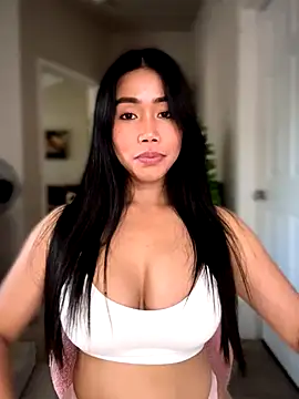 Snapshot of JazzieXo chatting on 12.17.25 JazzieXo online show from 12.17.25