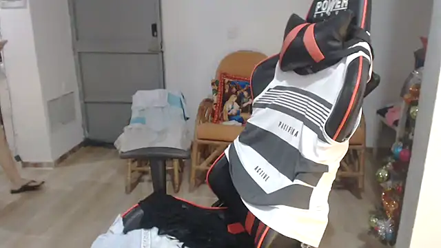 Snapshot of Valentina_lara01 chatting on 12.11.24 Valentina lara01 online show from 12.11.24