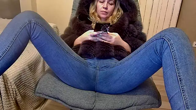 Snapshot of mesexylady34 chatting on 12.16.25 mesexylady34 online show from 12.16.25