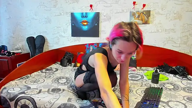 Snapshot of KagamiTayga chatting on 02.15.25 KagamiTayga online show from 02.15.25